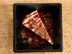 New York cheesecake met frambozencoulis en speculaaskruimels