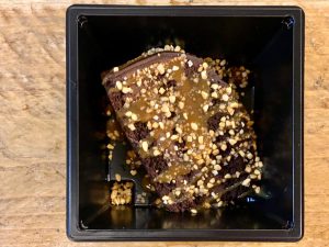 Chocoladetaart met caramelsaus en crunch