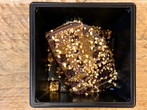 Chocoladetaart met caramelsaus en crunch