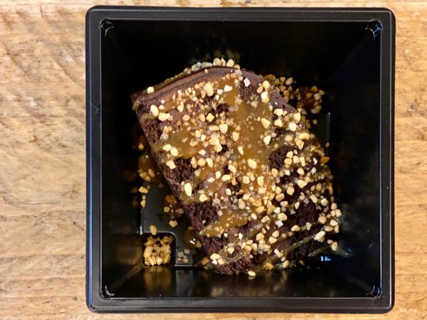 Chocoladetaart met caramelsaus en crunch