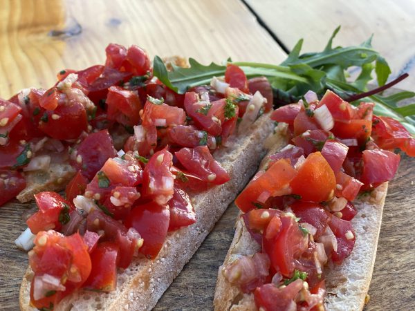 Bruschetta met huisgemaakte tomatensalsa (vegan)