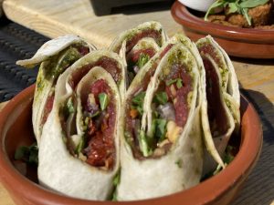Carpacciowrap met pesto, rucola, ui en pijnboompitten 8 stk