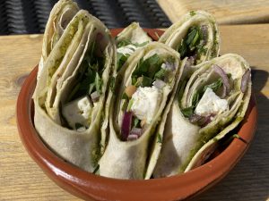 Fetawrap met rucola, pesto, zongedroogde tomaat en ui 8 stk