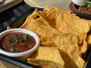 Tortilla chips met salsa saus