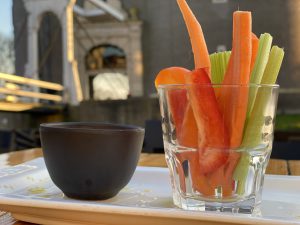 Rauwe groenten met humus